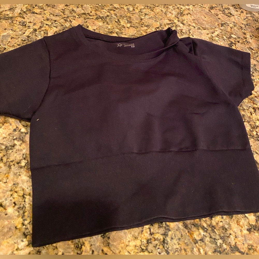 Black short sleeve crop top